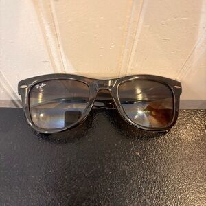 Ray-Ban Folding Wayfarer RB4105
Tortoise Brown Sunglasses - USED